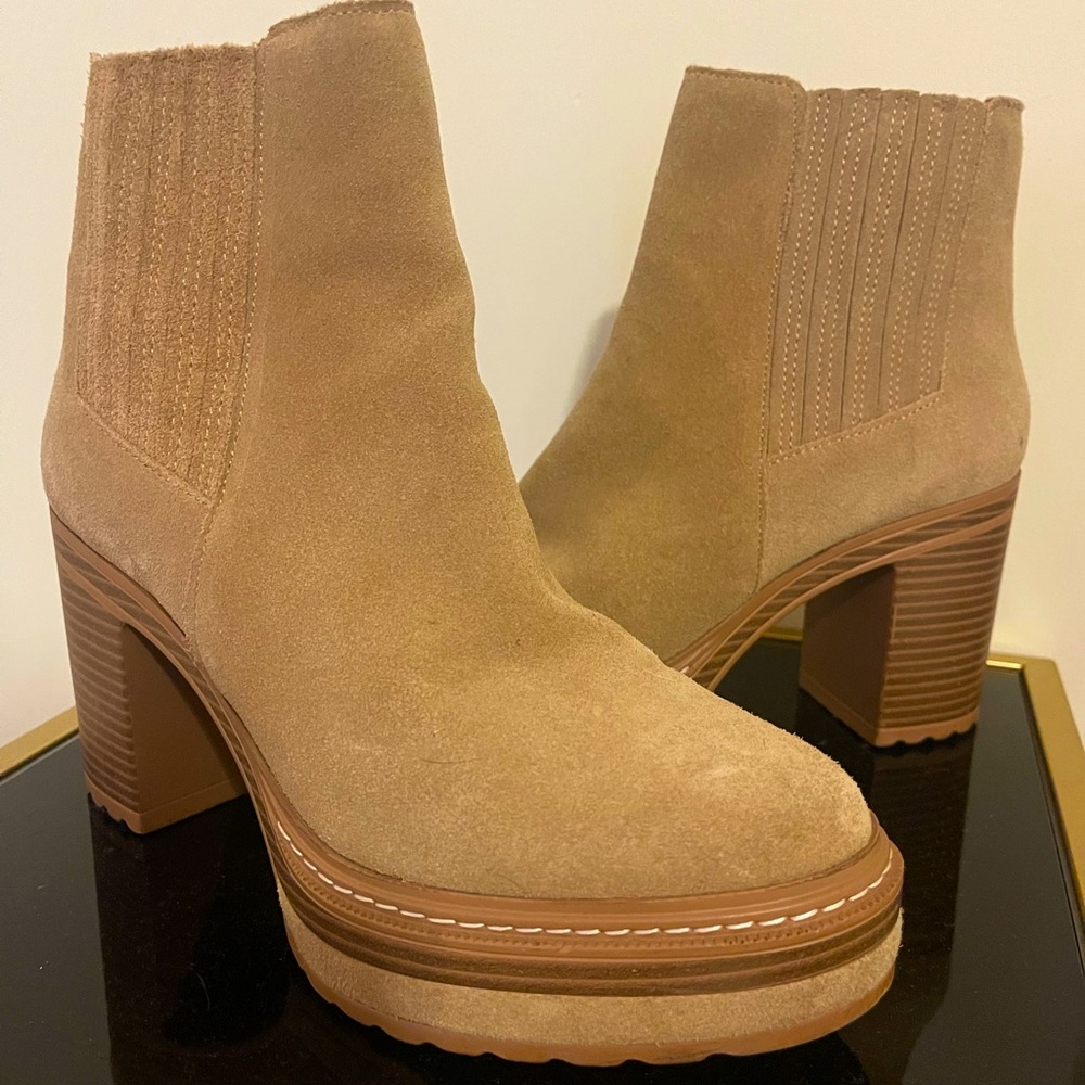 Steve Madden brand platform suede boots tan size 6.5 good condition rarely worn